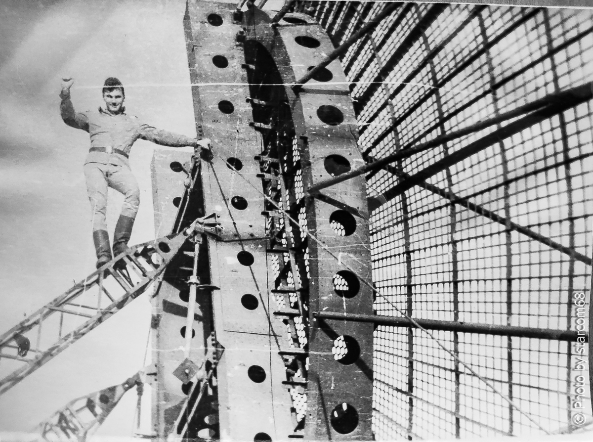 Неизвестный сержант из расчета нашей радиорелейной станции на зеркале антенны диаметром около 30 м. Фото из личного архива Сергея Шилова.