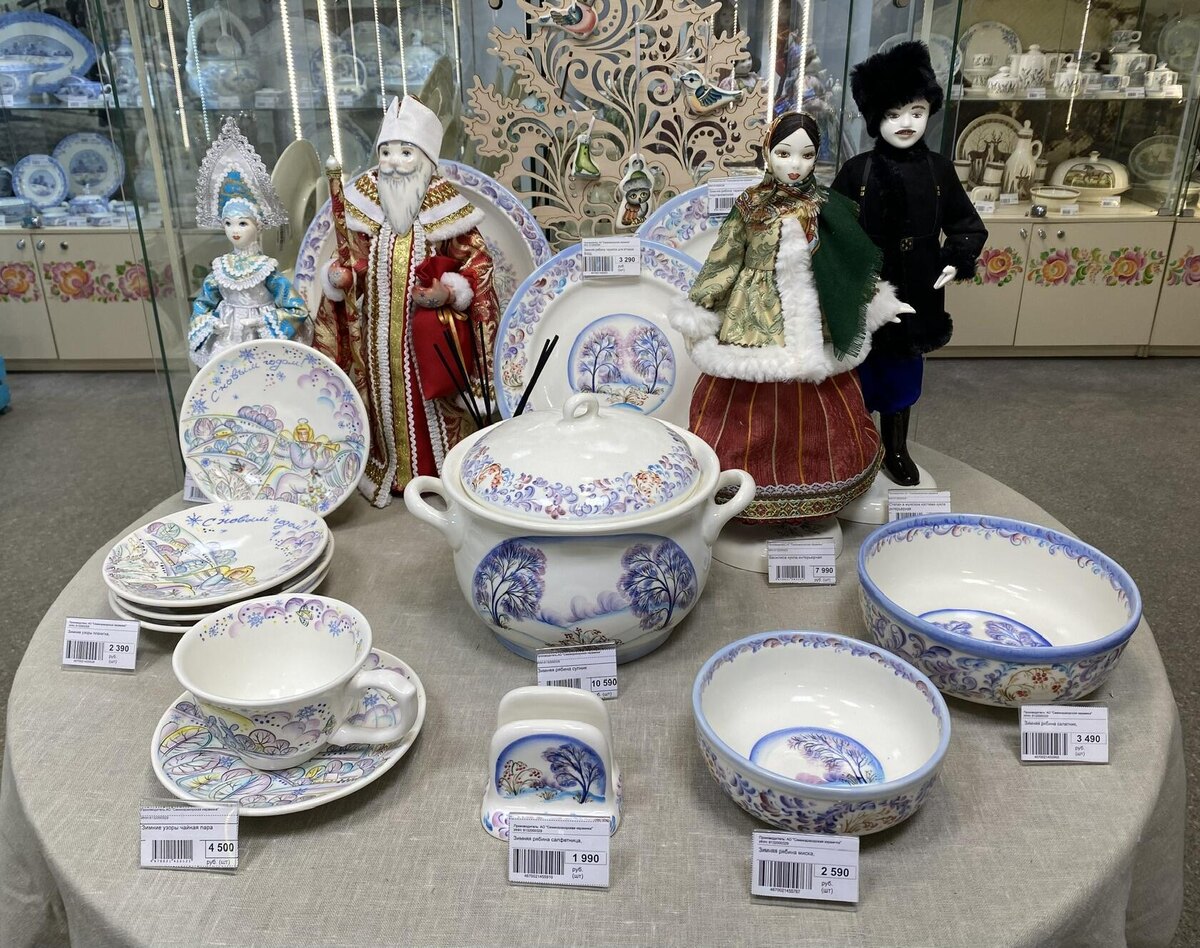 Сервизы из семикаракорской керамики "Зимние узоры" и "Зимняя рябина". Фото автора