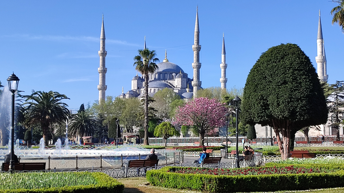 Стамбул. Площадь Султанахмет. Вид на Голубую мечеть
