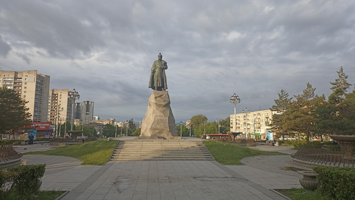 Памятник Хабарову. Привокзальная площадь