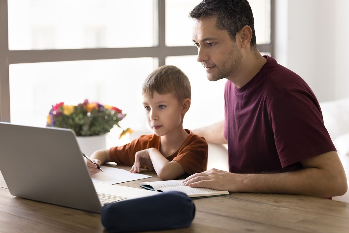 Электронный дневник — удобный сервис для учителей, детей и родителей. Источник: Shutterstock📷

