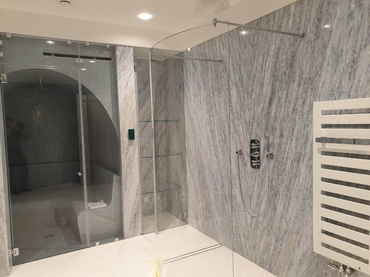 Гнутое закаленное стекло