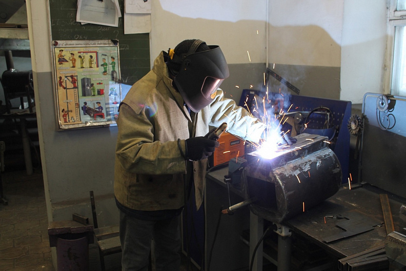    В исправительной колонии Нижневартовска делают печки-буржуйки для передовой