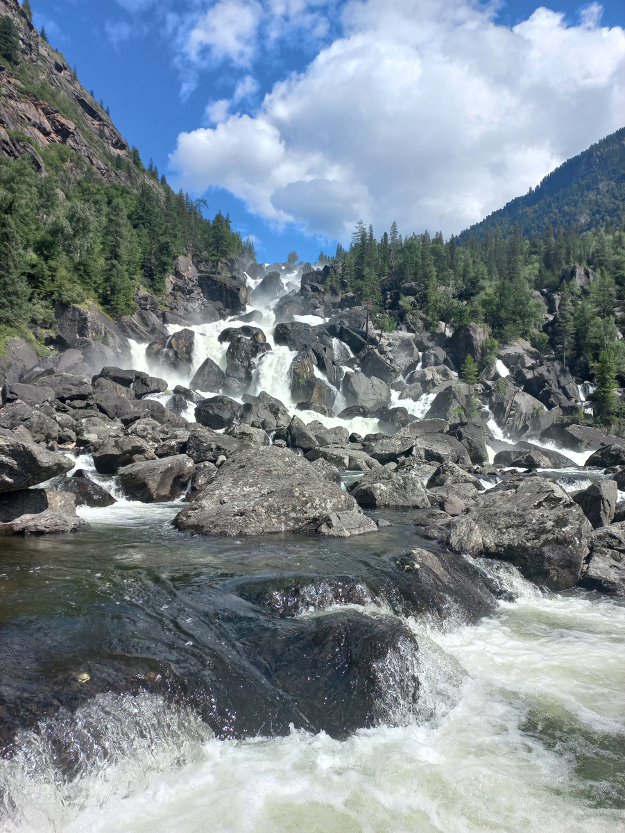 Каскадный водопад Учар, высота 160 метров