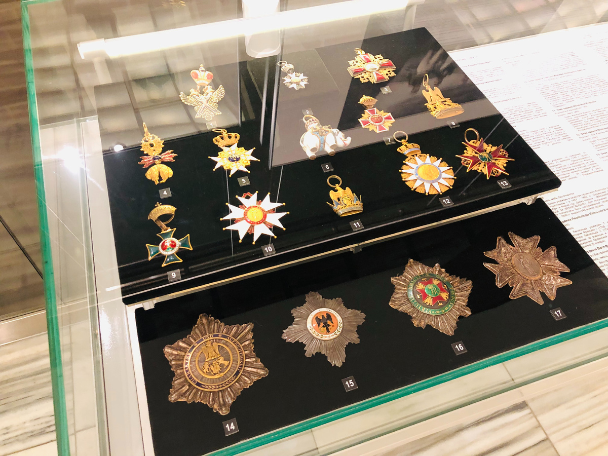 Витрина в Музее Отечественной войны 1812 года с наградами Наполеона. 