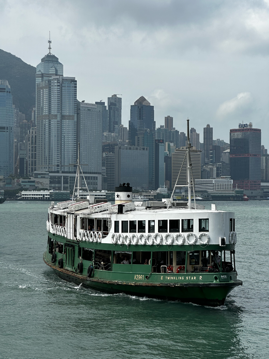 Star ferry в проливе Виктории в Гонконге
