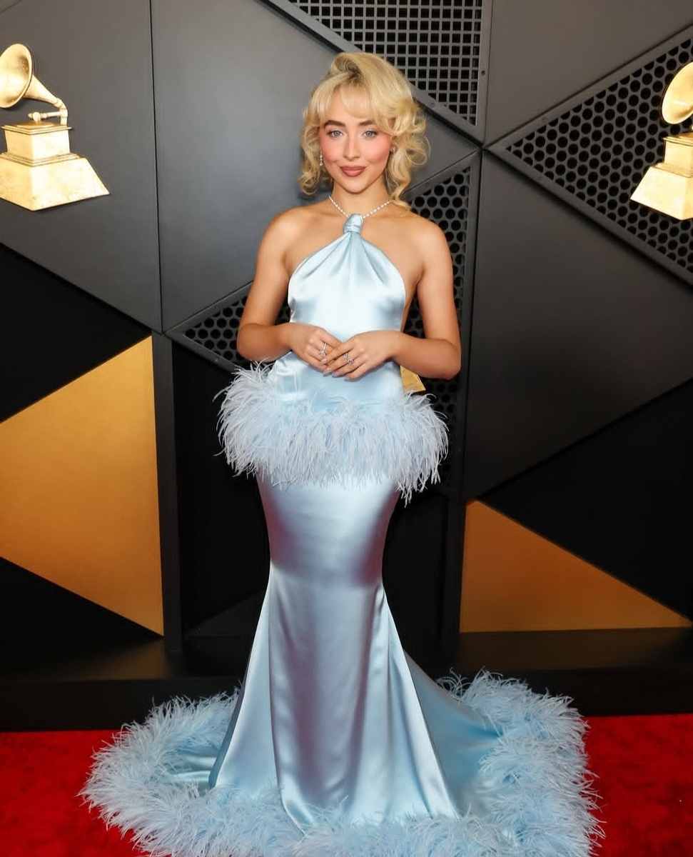 Сабрина Карпентер на красной дорожке Grammy 2025. Фото: Getty Images.