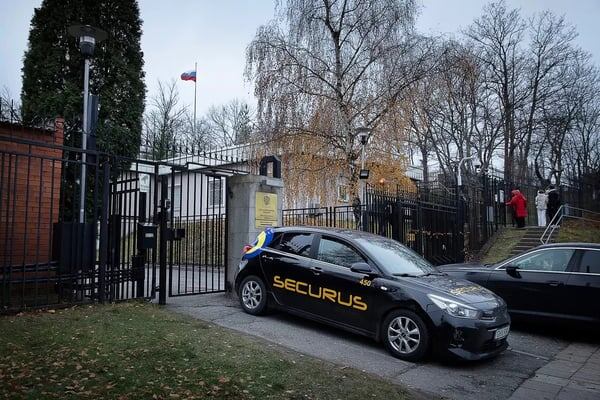    Украинца, пытавшегося проломить ворота Посольство России в Швеции, отправили на психиатрическую экспертизу