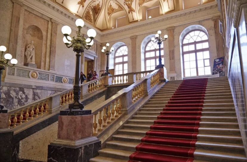Парадная лестница. Фото из свободного доступа 