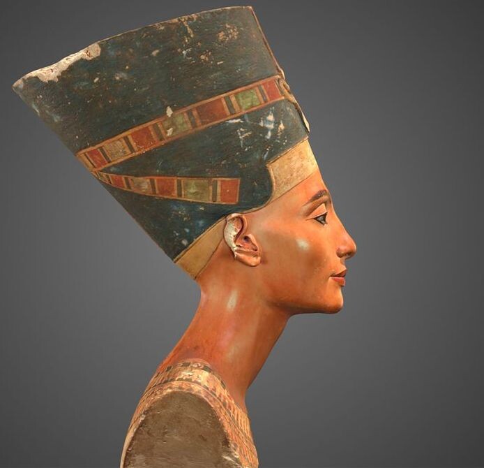 Египетская царица Нифертити считается символом женственности и красоты. Шея в этом образе играет главную роль.