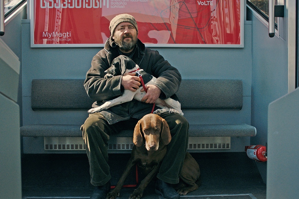 Леван Гоголадзе с Маленькой Джесси и Большой Джесси. Кадр из фильма.