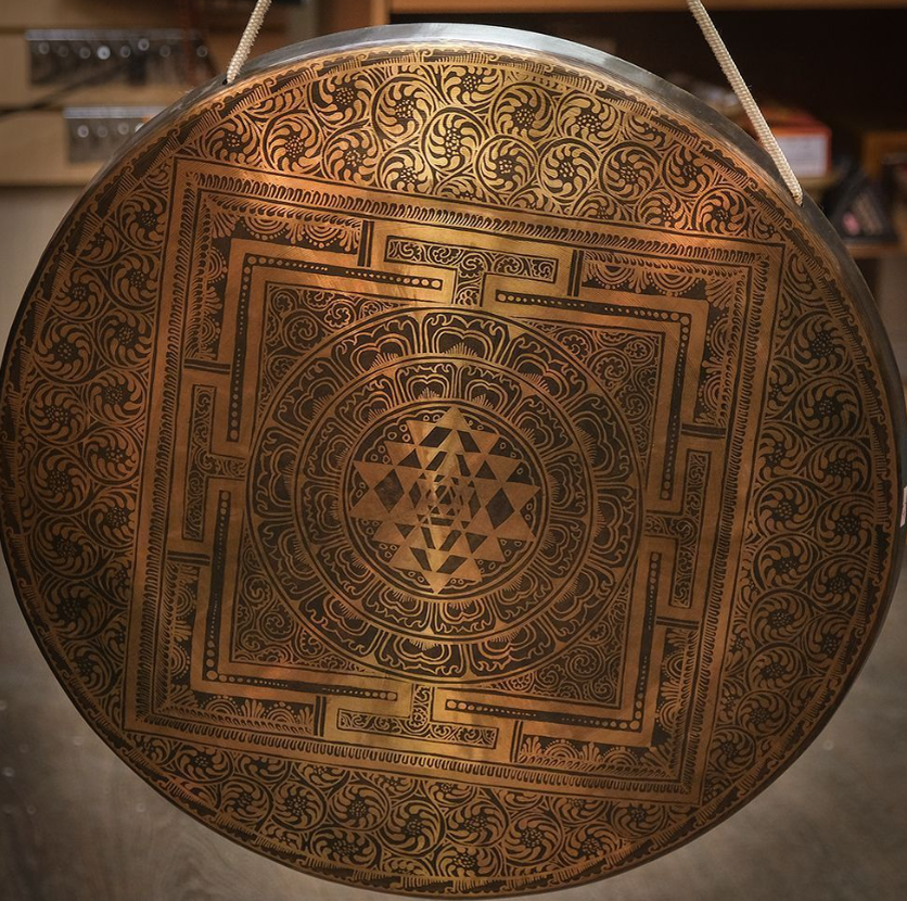 Гонг тибетский с изображением Шри Янтры. Фото: gangotri.ru