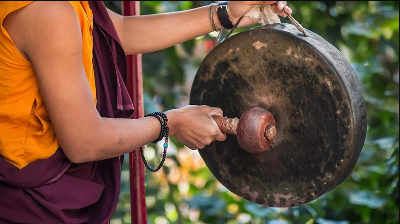 Буддийский монах с гонгом. Фото: яндекс