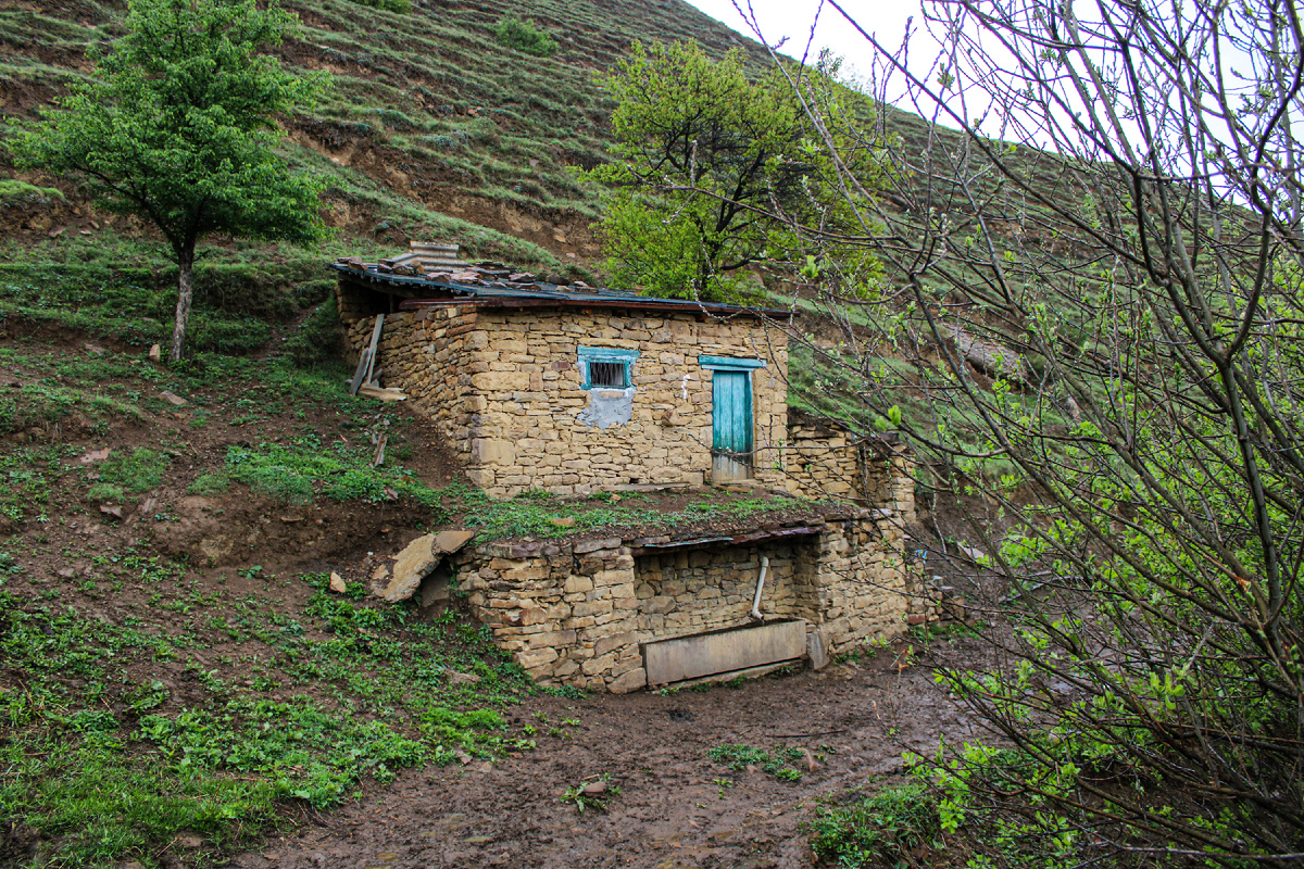 Рядом с такими молельными домиками мы брали воду