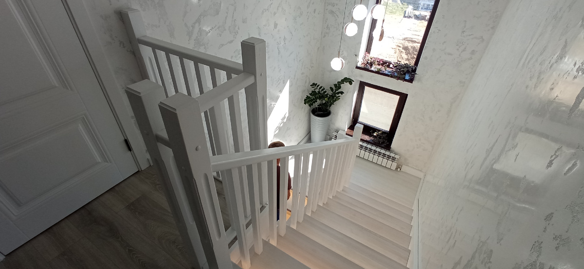 Лестница из ясеня на металлическом каркасе, зашивка МДФ шпон ясень, байц, эмаль, лак Hesse