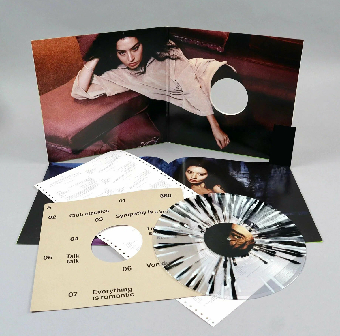 На 67-й церемонии «Грэмми» альбом Charli XCX «Brat» получил награду за «Лучшую обложку пластинки»