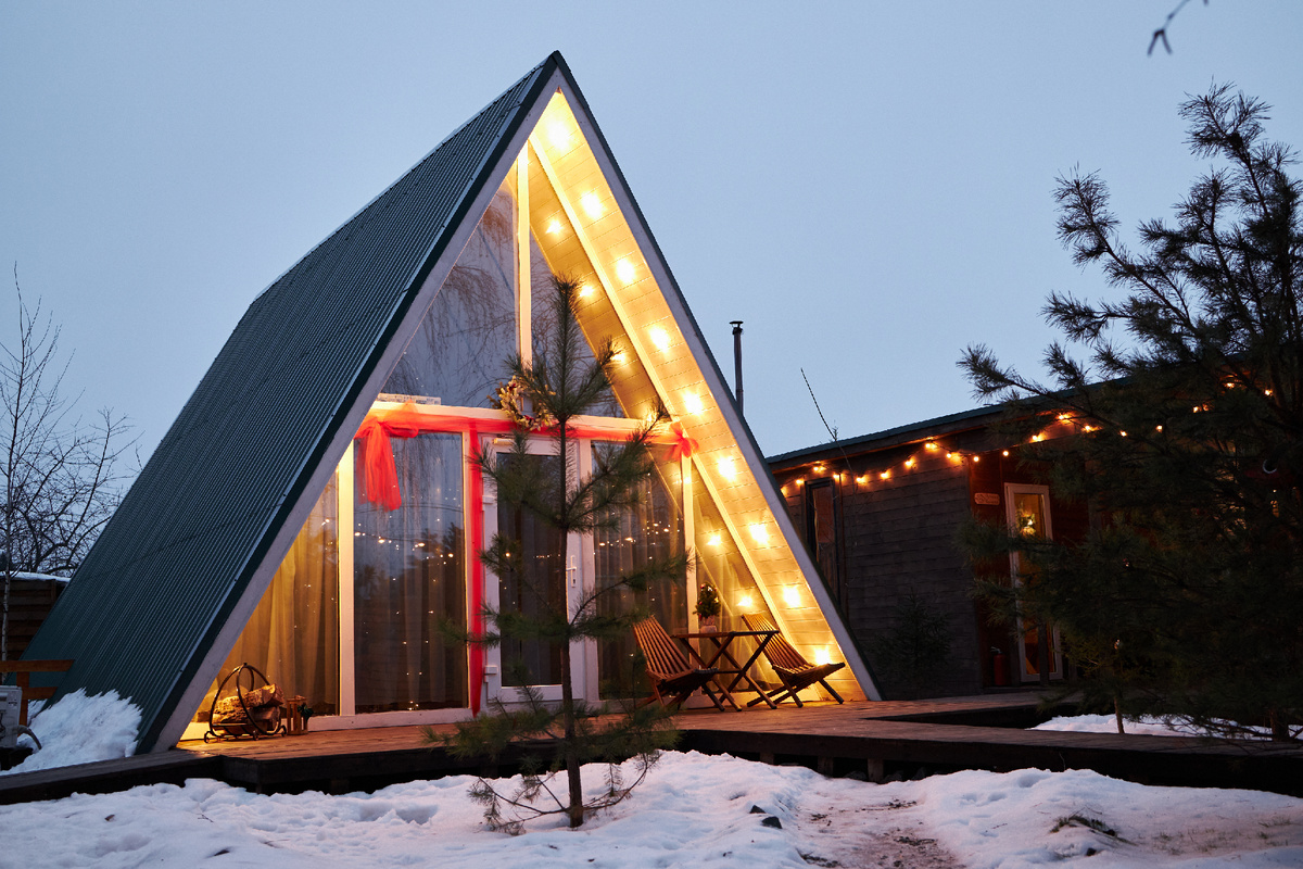 Aframe Изумруд с личной баней на дровах (справа отдельностоящее здание) и личной купелью