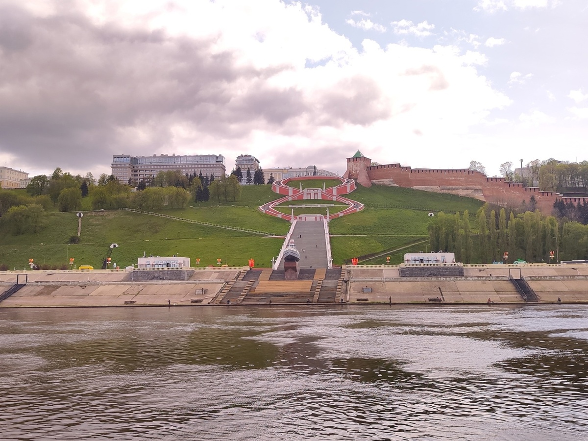 Вид с реки на Чкаловскую лестницу в Нижнем Новгороде. Фото автора