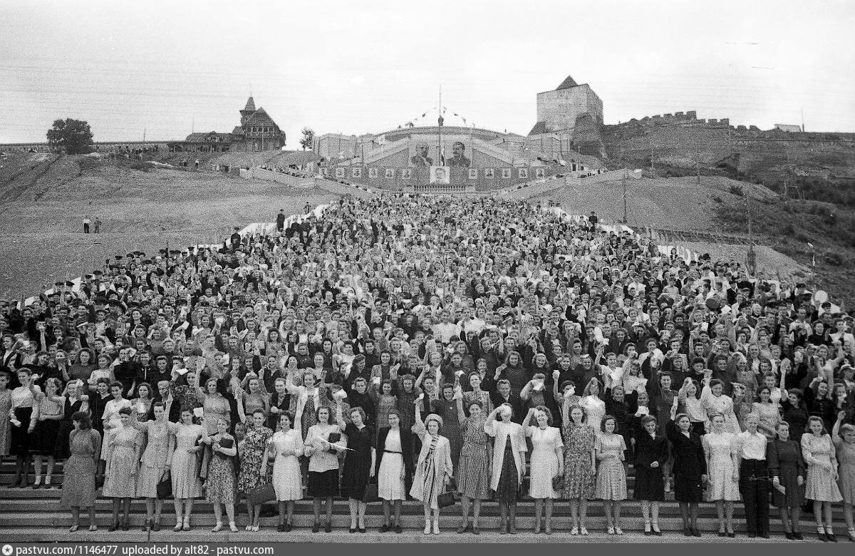 Открытие Чкаловской лестницы в 1949 году. Источник: https://pastvu.com/p/1146477