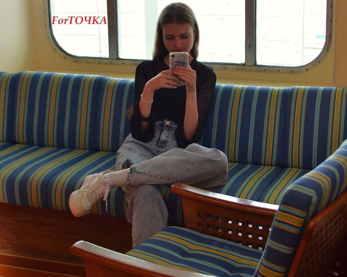 Уютные диванчики в холле Reception так и притягивали любителей посидеть в телефоне