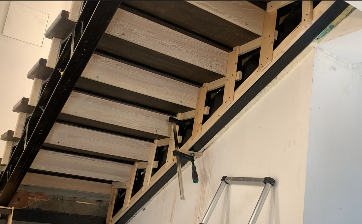 Подготовили шаблон, для того, чтобы вырезать фальшь косоур, который закроет металл.