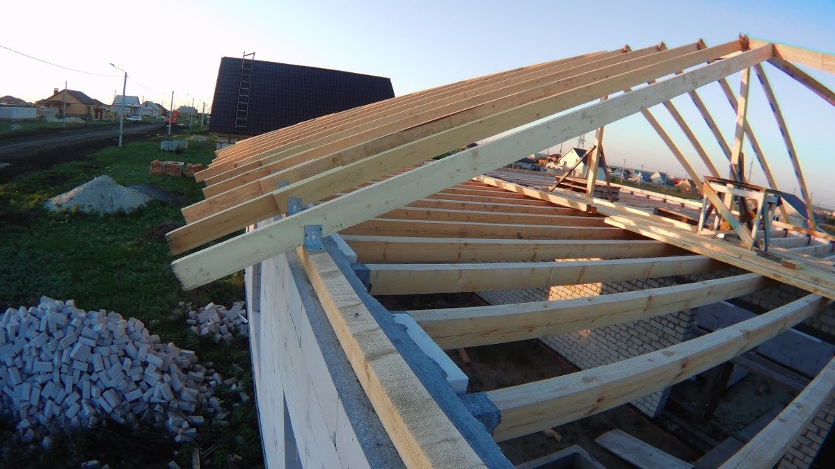 Фото ЯндексКартинка. Деревянный каркас крыши.