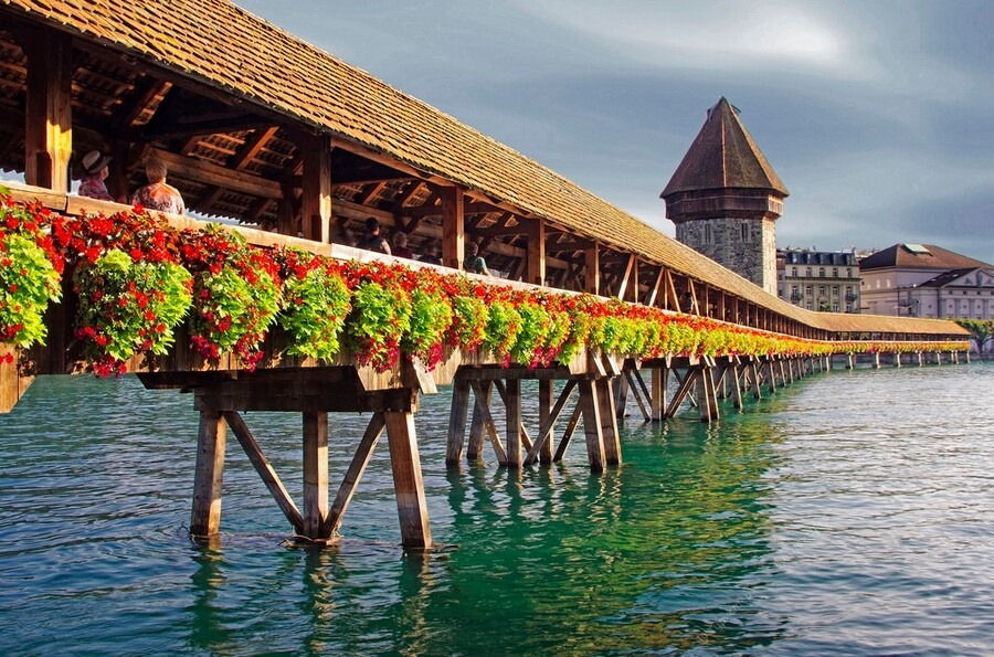 Фото ЯндексКартинки. Мост Капельбрюкке в Люцерне, Швейцария. Самый древний деревянный мост. 