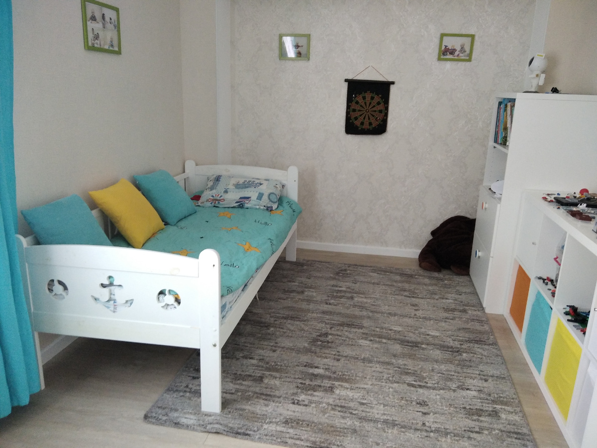 Кровать позже заменили на диван 