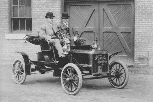 Ford Model N Runabout 1906 года с Генри Фордом на пассажирском сиденье