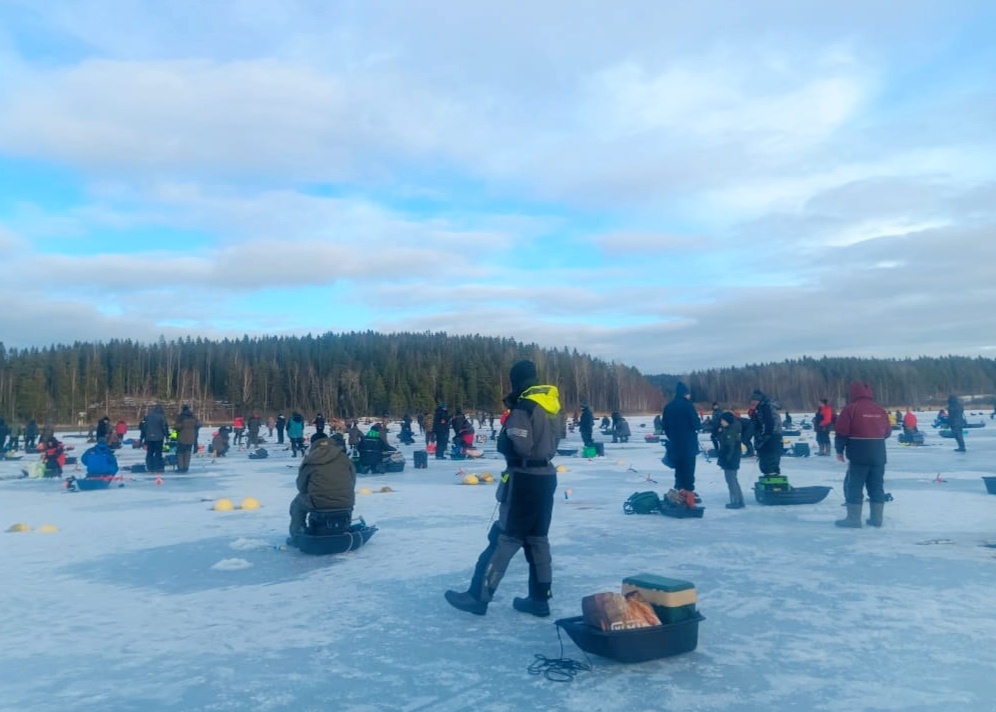 Если кто-то сейчас подумал, что это много народа, то вы ошибаетесь, раз в десять... В выходные там был адовый адок и на зад и на передок. Даже не хочу прикреплять видео или фото этого ледового побоища, кому интересно, сами без проблем все это найдут в сети (((
