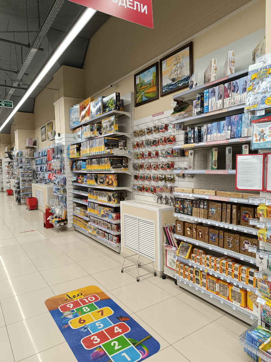 Стеллажи с товарами для моделизма в Леонардо. Фото автора