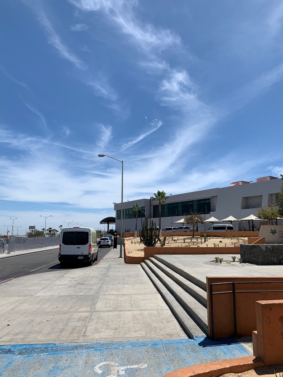 Автобусная остановка у аэропорта в Лос-Кабосе