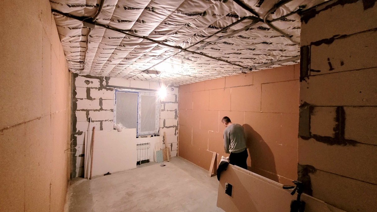 Клеим на стены хвойностружечные плиты " шуманет" и на потолок одеяло-обесшумку. 