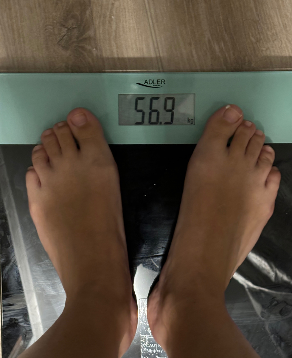 Фото для обложки. «А что у неё с ногтями?» — белые штучки на правой ноге — это тампонада от вростания ногтей. 