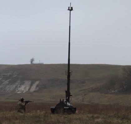 НРК «Плющ» с развернутой 10-метровой мачтой, февраль 2025 года. Фото: «Роботизированные Комплексы»