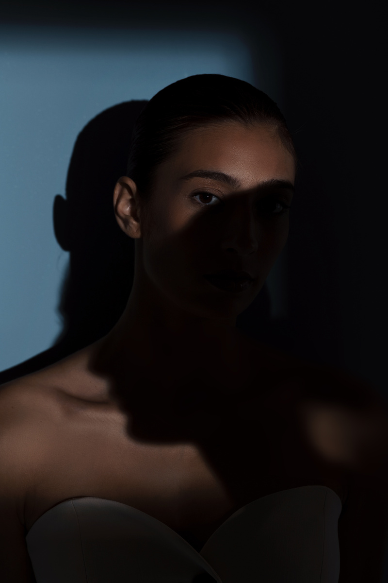    Позирование в тениFreepik