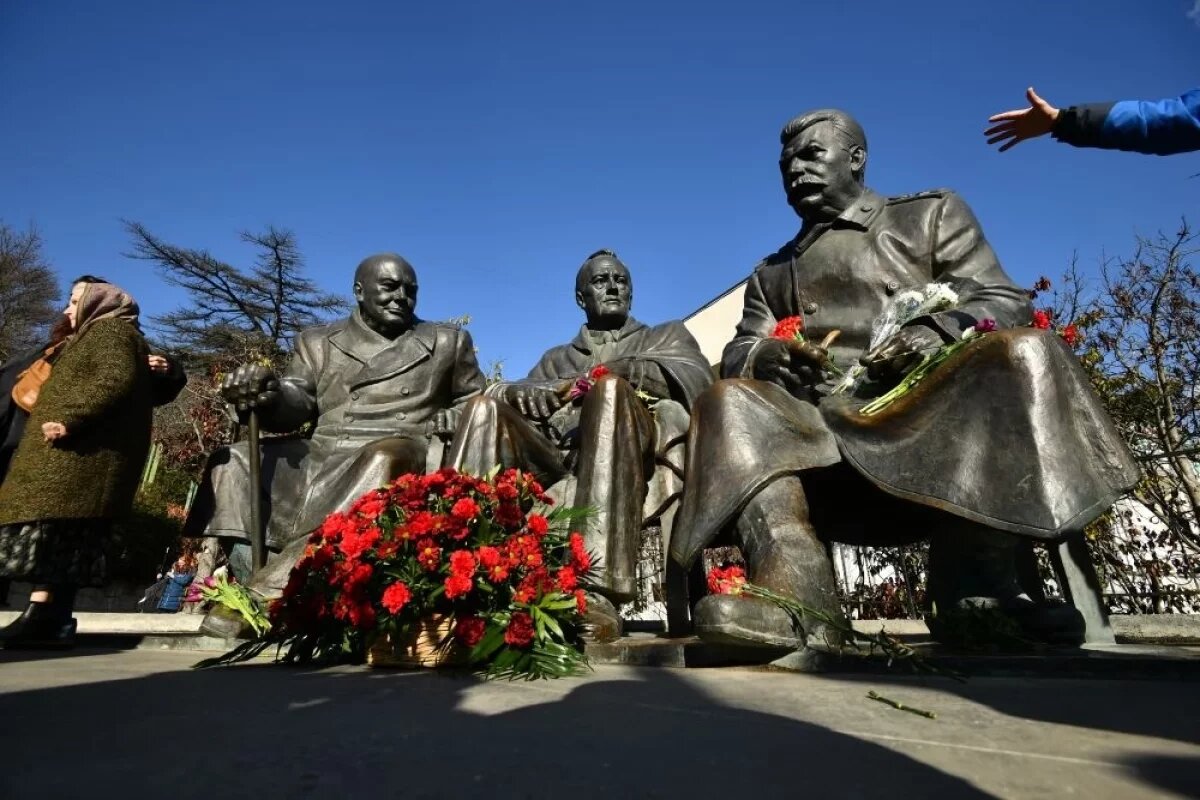    80 лет назад в Ялте Черчилль, Рузвельт и Сталин строили новый мир. Без пакостей со стороны западных союзников не обошлось. Памятник лидерам «Большой тройки» в Ялте.