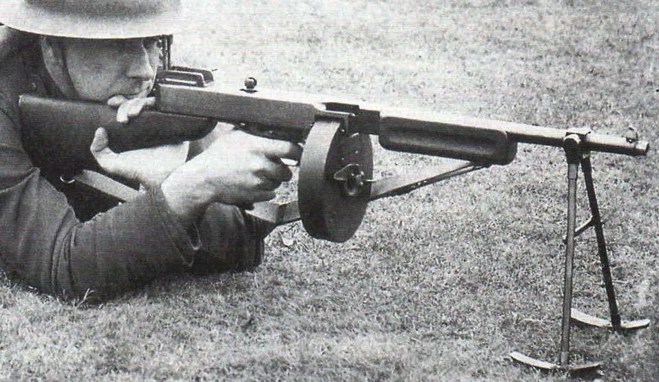Thompson M1923 на сошках. 