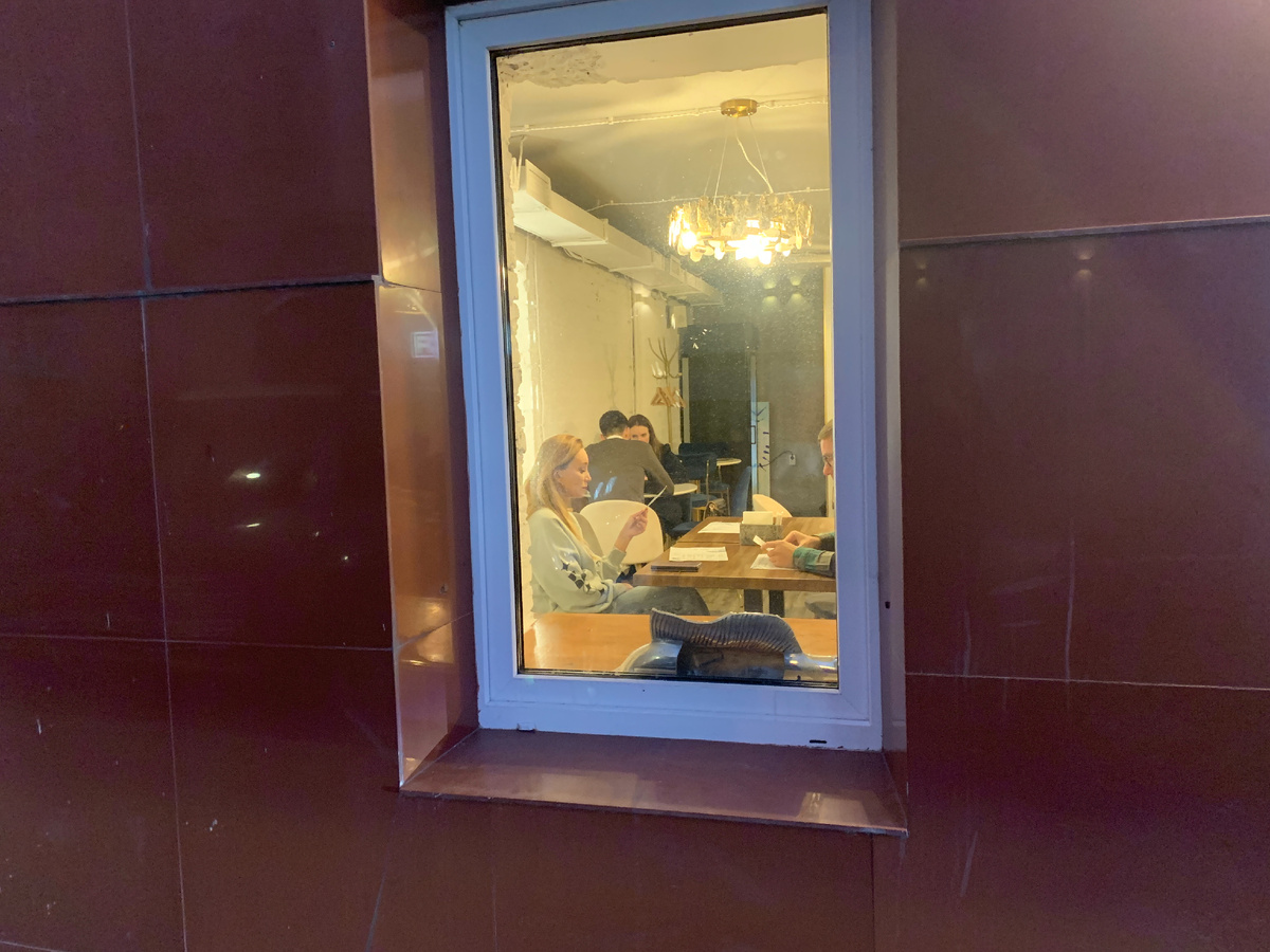 Кто это в окошке?