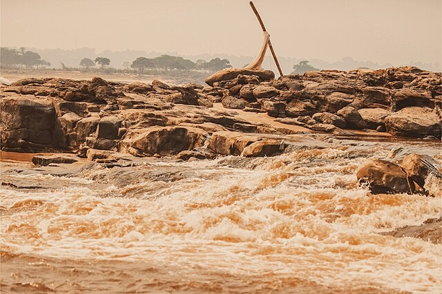    Des gros blocs de rochers sur le fleuve Congo à Mbudi Nature Василий Соколов