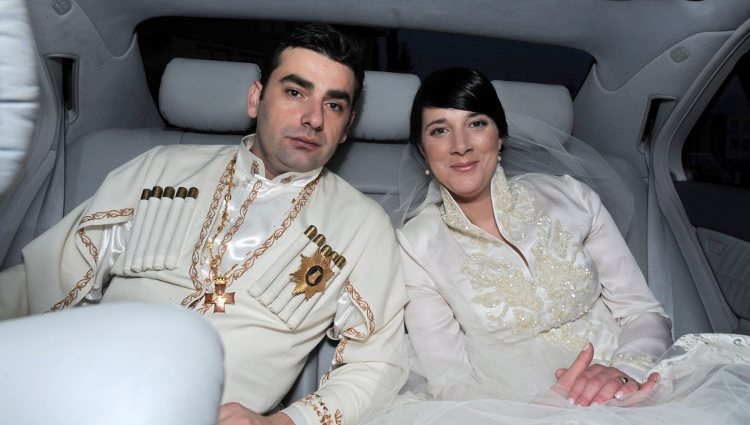 "Царские отпрыски" едут в лимузине на собственное венчание в Церкви Святой Троицы в Тбилиси 8 февраля 2008 года.