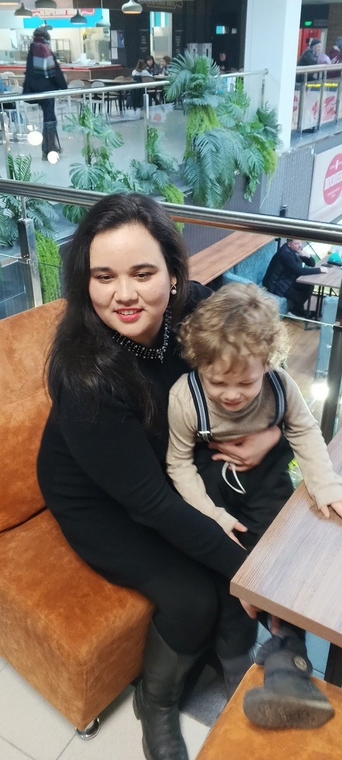 В кафе ходить немного страшно...Вдруг и там посуда розобьётся?)))