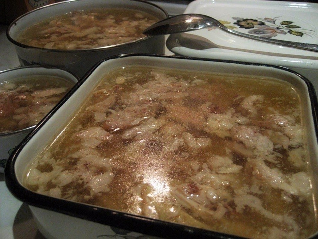 Лучше заменить покупные колбасы домашним холодцом. Коллаген организму – на пользу, ешьте и не бойтесь, что «шарниры» воспалятся.
