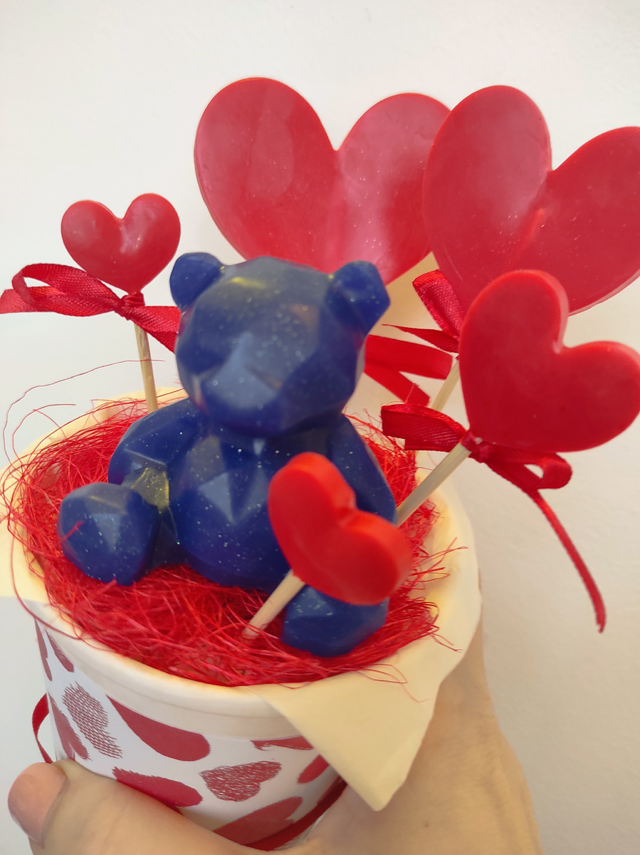 Мыло ручной работы. Букет мишка индиго. Медведь- аромат вишня в шоколаде. Сердечки- аромат земляника. 