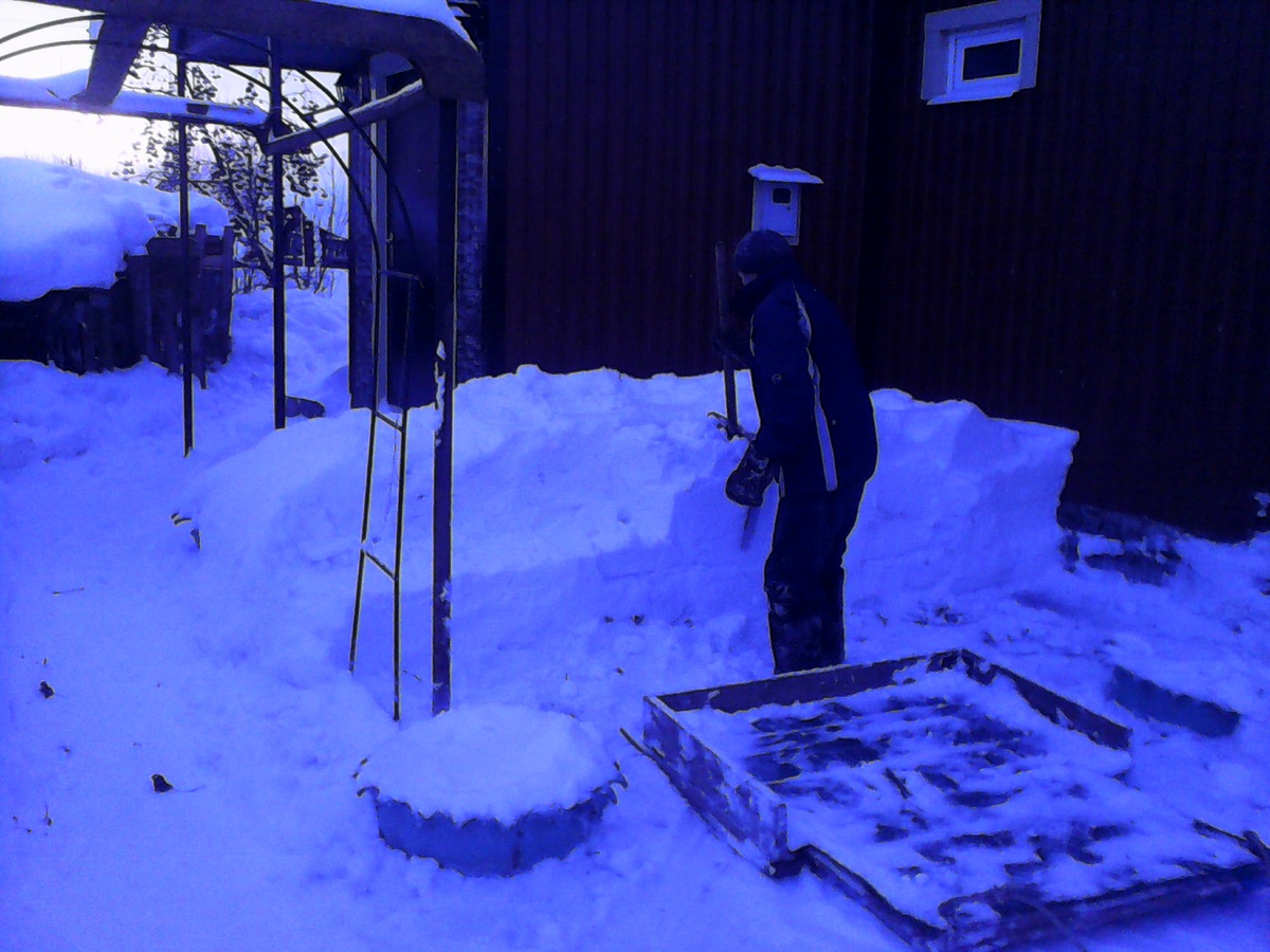 Пока работаю на дачу, приезжаю по выходным. Начинается каждый приезд с уборки снега.