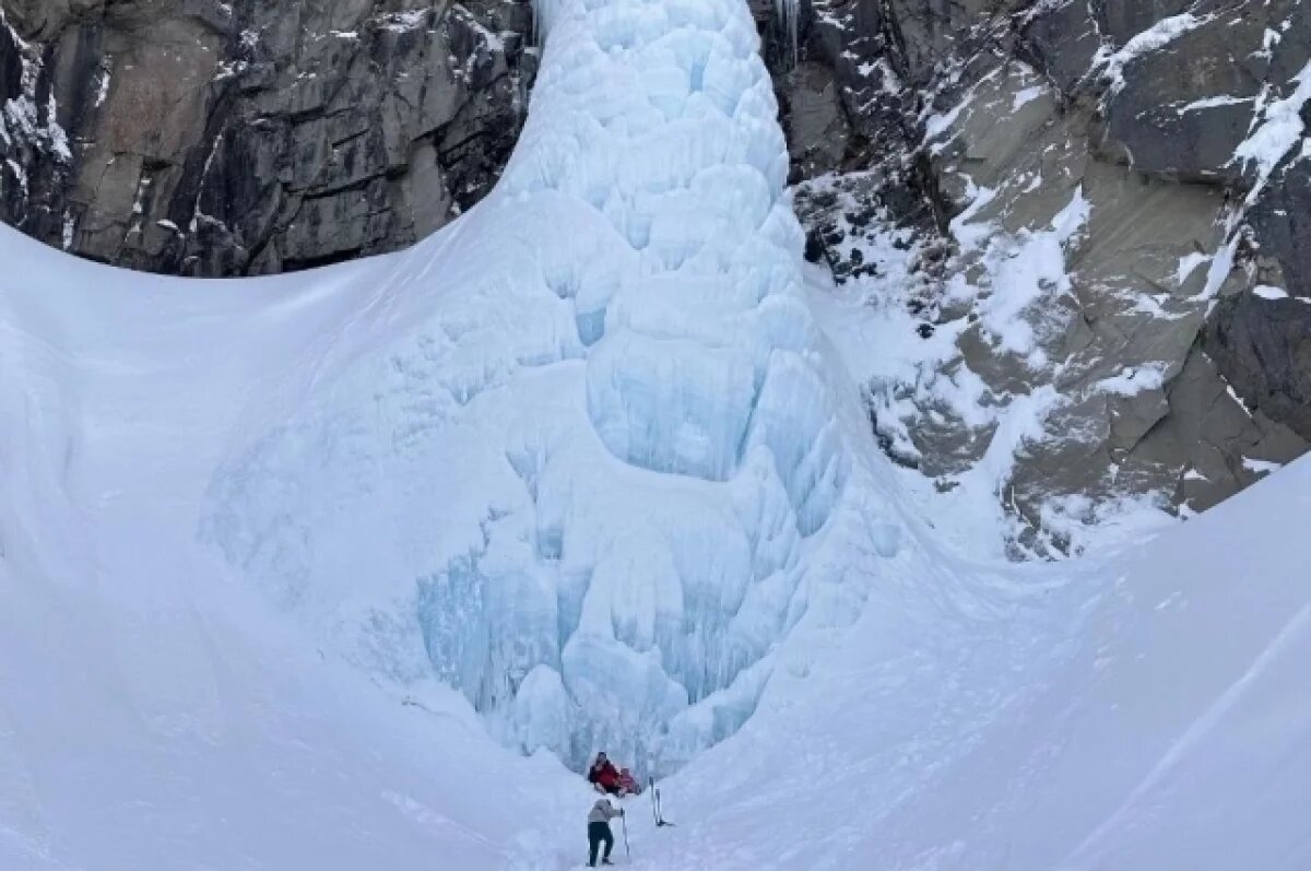    На Камчатке туристы рискуют жизнью, делая фото у Вилючинского водопада