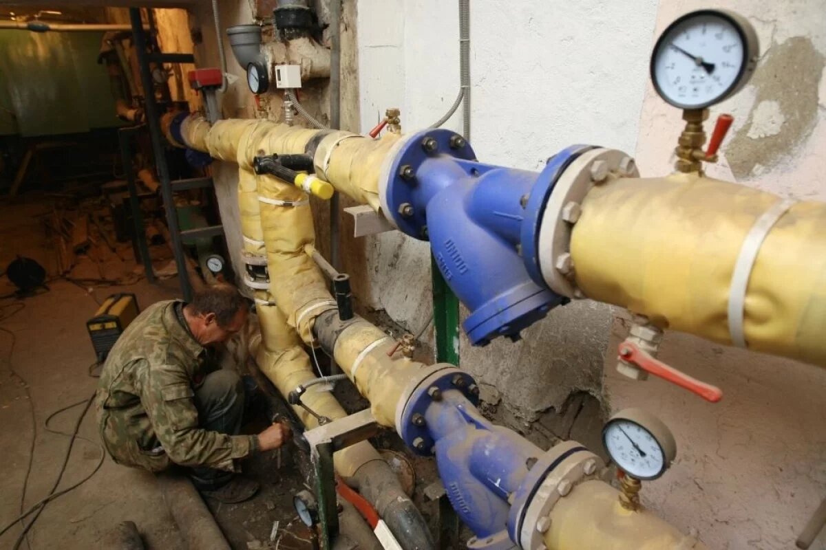    Трубы гниют, люди разбегаются.