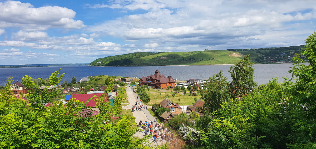 Вид на пристань и Волгу