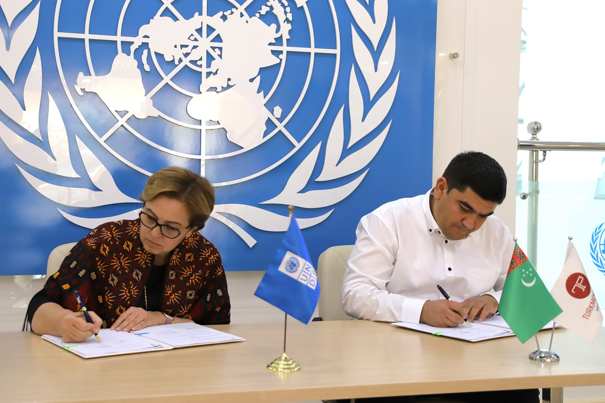 Церемония подписания состоялась в здании ООН в Ашхабаде.
