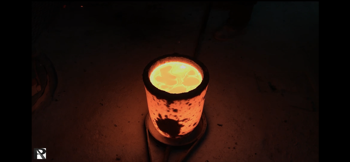 Расплав бронзы в тигле. Только что из печи.